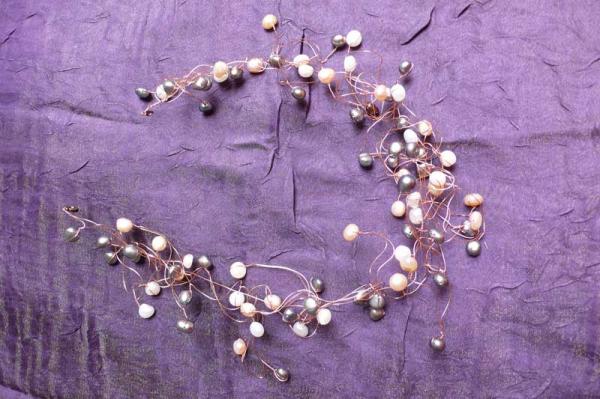 collier en perles d'eau douce sur fil de laiton